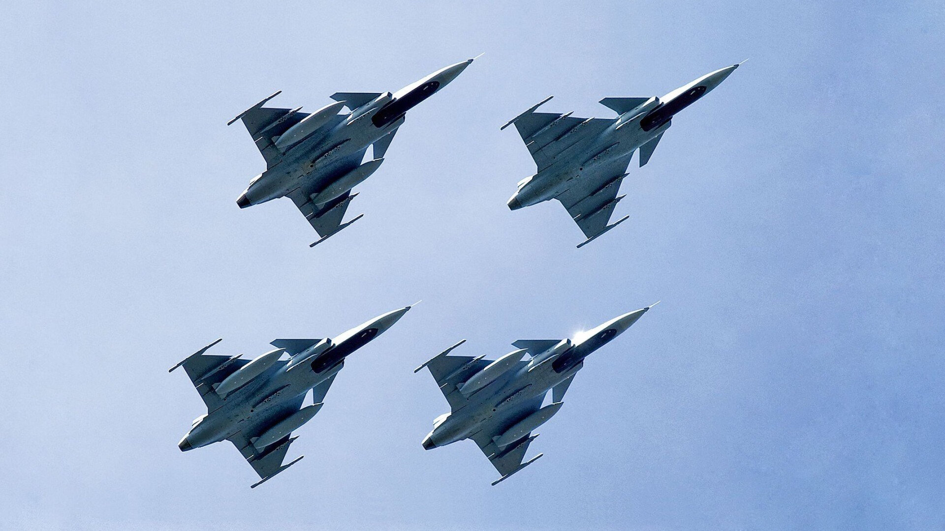 爱游戏在线登录入口-某队在大赛中披荆斩棘，最终夺得荣耀，某队比赛结束后,队员两两拥抱庆祝胜利,共拥抱55次