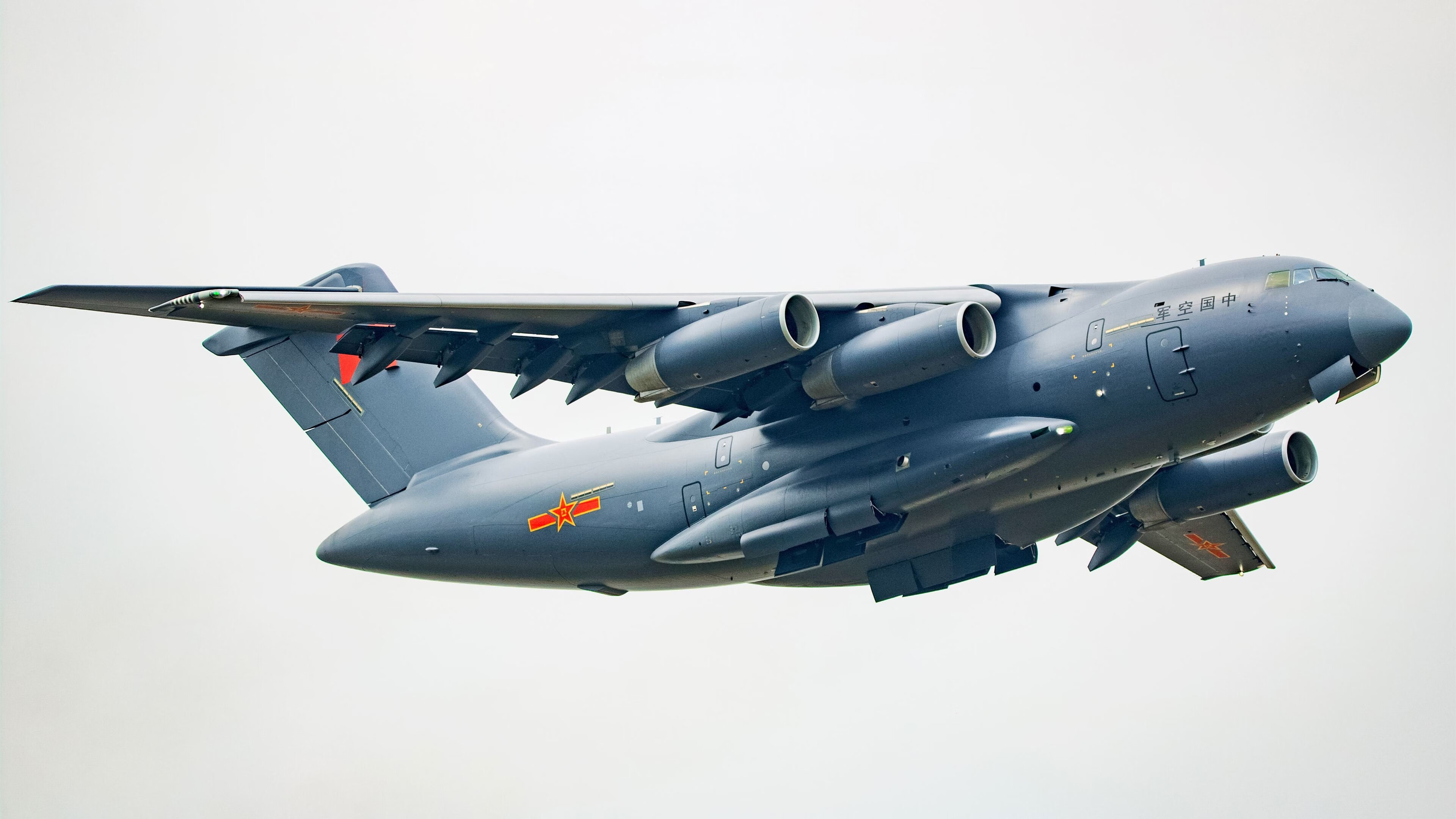 爱游戏-詹姆斯持续输出湖人战绩回暖，湖人输球后詹姆斯官宣伤情