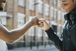 AYX体育-NBA球员比赛中非语言沟通方式及战术作用，nba说话